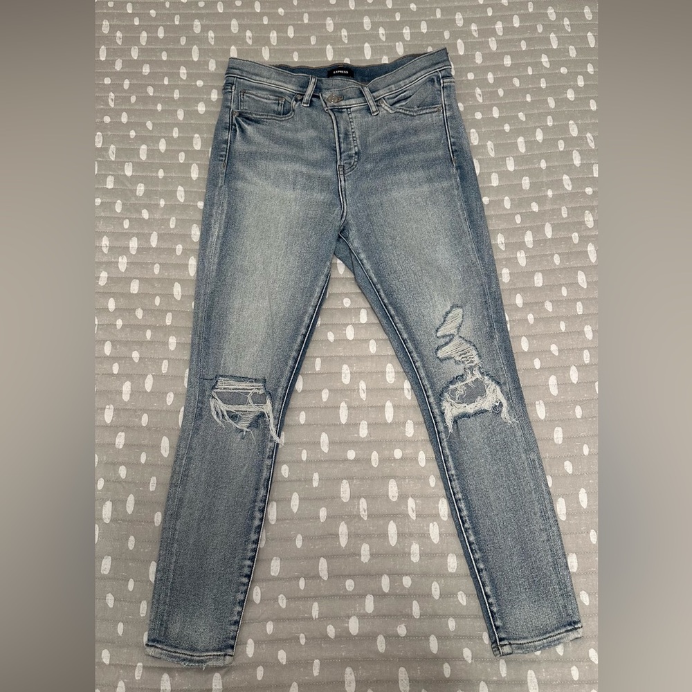 High Waisted Crossover Waistband
Ripped Skinny Jeans